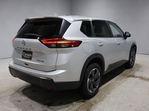 Used 2024 Nissan Rogue SV image 2