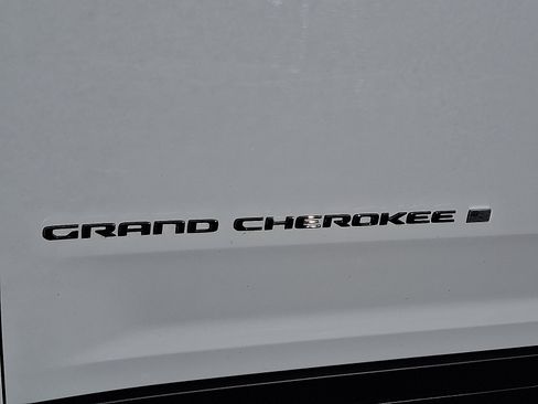 Used 2022 Jeep Grand Cherokee Limited image 31