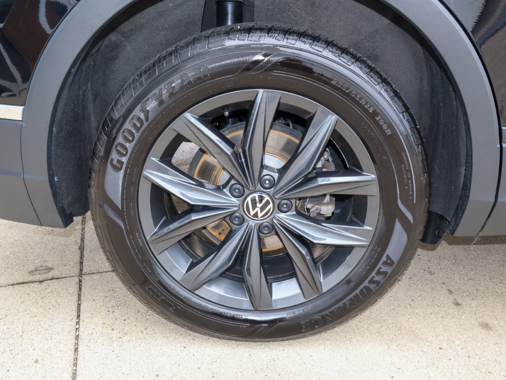 Used 2024 Volkswagen Tiguan SE w/ Panoramic Sunroof Package AWD/4WD image 9