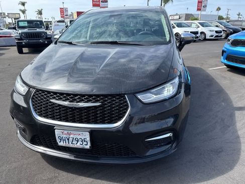 Used 2023 Chrysler Pacifica Limited FWD image 3