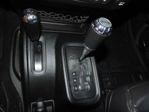 Used 2017 Jeep Wrangler Unlimited Rubicon w/ Connectivity Group image 31