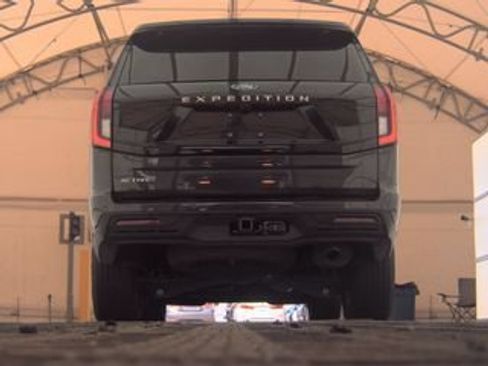 Used 2025 Ford Expedition Active RWD image 12