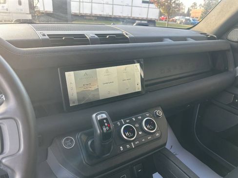 Used 2022 Land Rover Defender 90 X-Dynamic S image 19