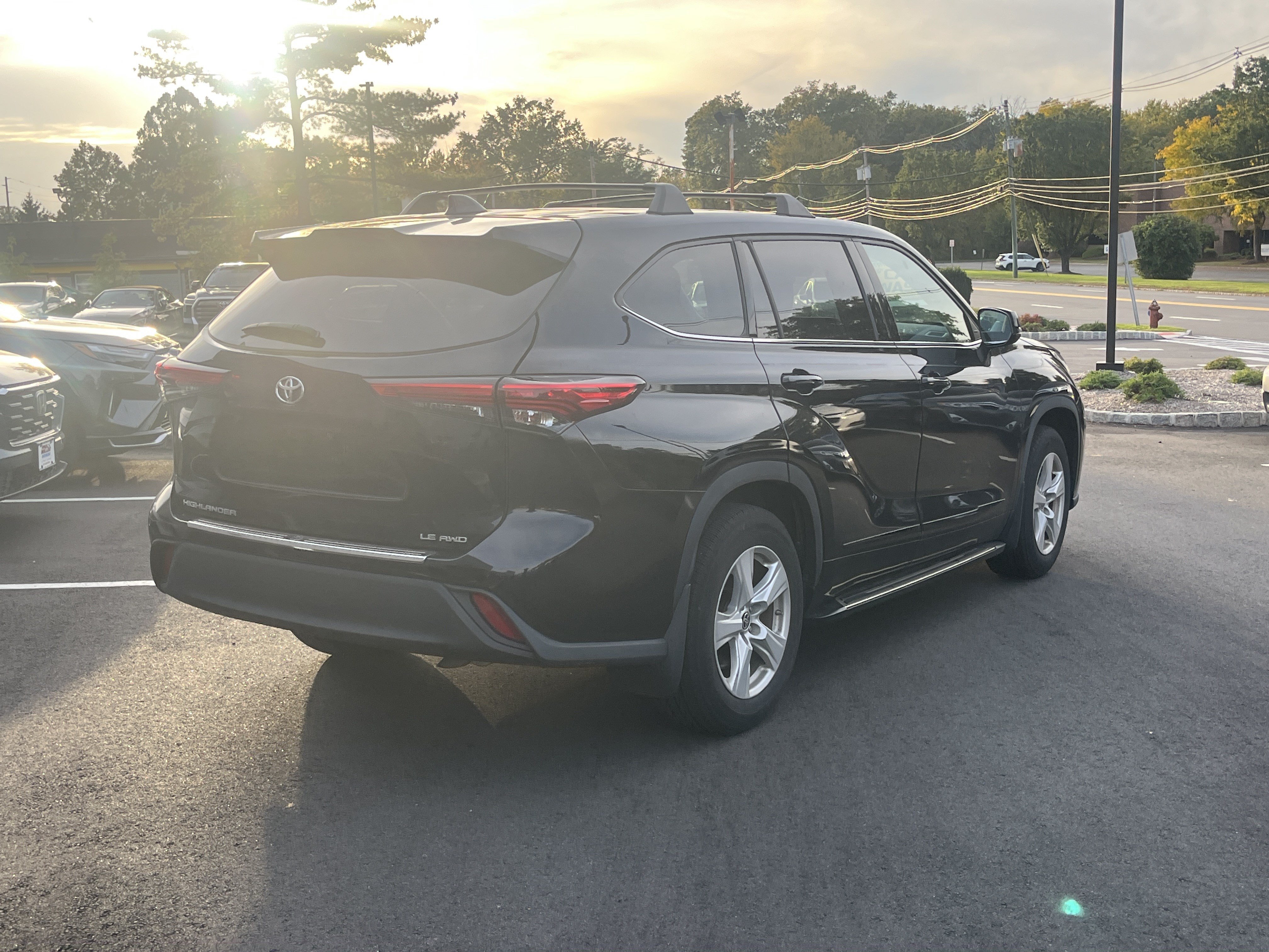Used 2021 Toyota Highlander LE AWD/4WD image 3