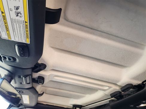 Used 2018 Jeep Wrangler Unlimited Sahara image 25