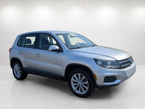 Used 2018 Volkswagen Tiguan Limited w/ Alloy Wheels Package image 3