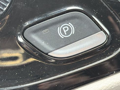 Used 2024 Chrysler Pacifica Touring-L FWD image 30