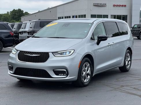 Used 2024 Chrysler Pacifica Limited w/ Trailer Tow Group FWD image 49