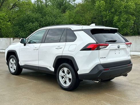 Used 2021 Toyota RAV4 LE image 3