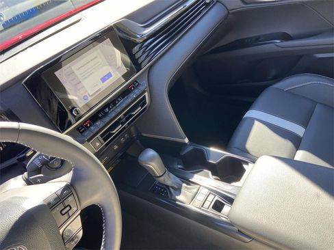 Used 2025 Toyota Camry SE w/ Convenience Package image 24