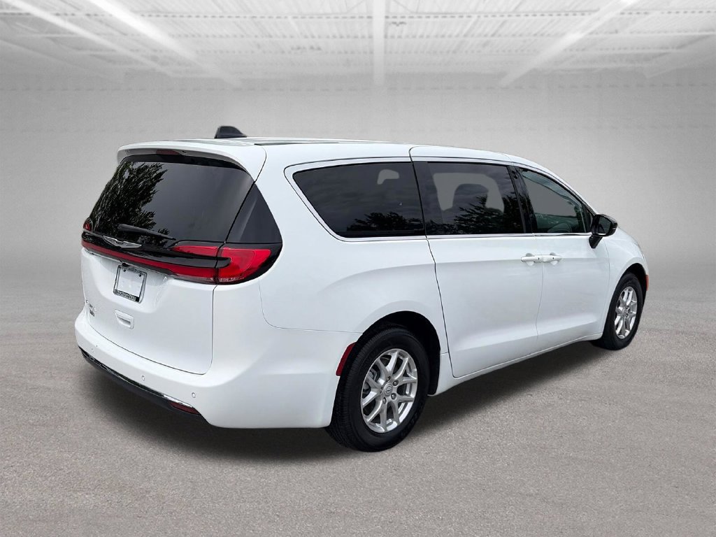 Used 2026 Chrysler Pacifica Select FWD image 6