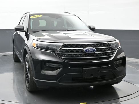 Used 2023 Ford Explorer XLT image 2