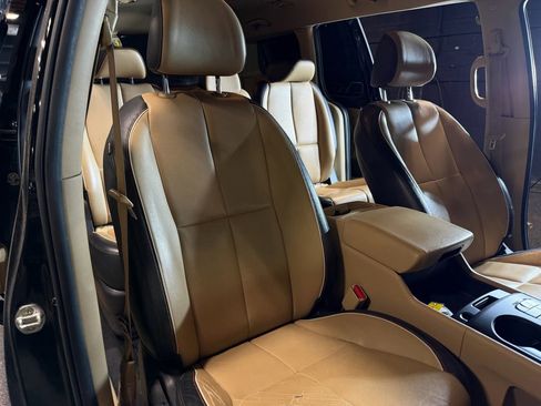 Used 2018 Kia Sedona LX w/ LX Essentials Premium Package FWD image 16
