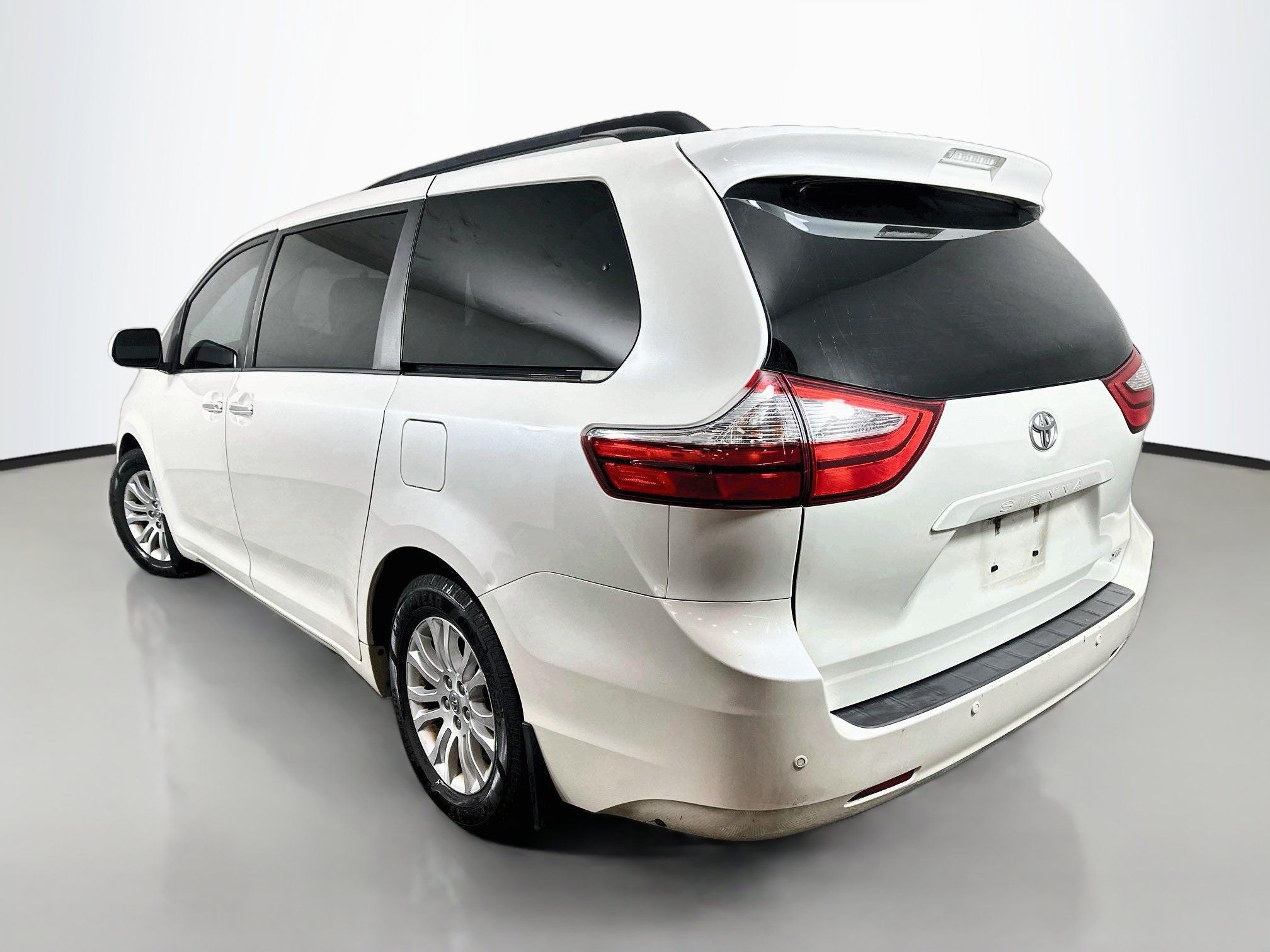 Used 2017 Toyota Sienna XLE Premium FWD image 5