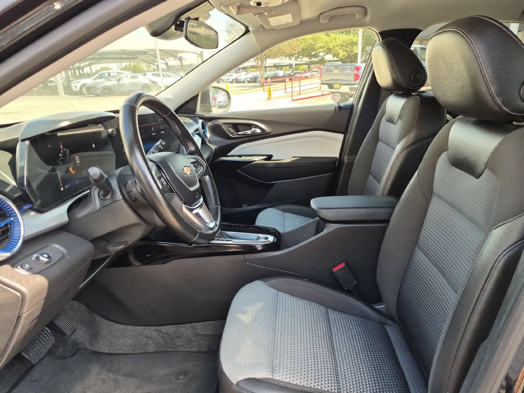 Used 2025 Chevrolet Trax LT w/ LT Convenience Package FWD image 25