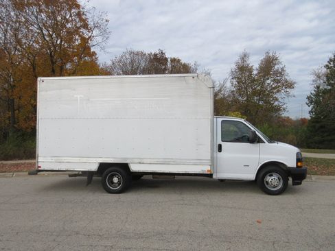 Used 2018 Chevrolet Express 3500 w/ Driver Convenience Package image 5
