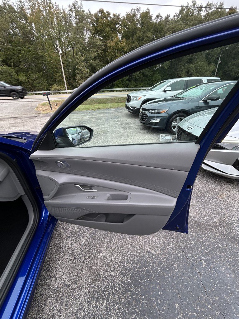Used 2021 Hyundai Elantra SE FWD image 10