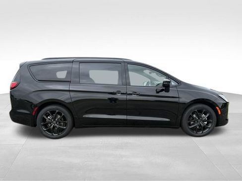 New 2027 Chrysler Pacifica Limited FWD image 19