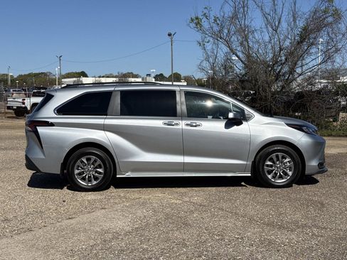 Used 2025 Toyota Sienna XLE image 2