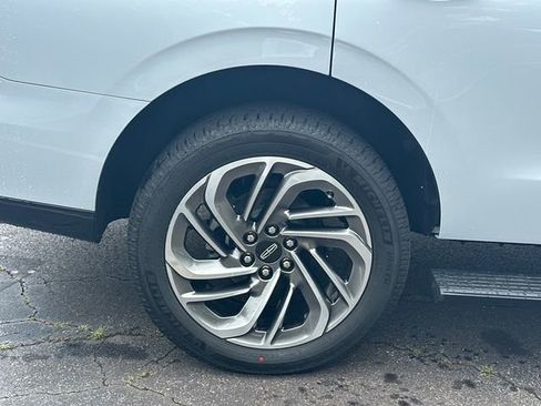 New 2026 Lincoln Navigator Reserve AWD/4WD image 18