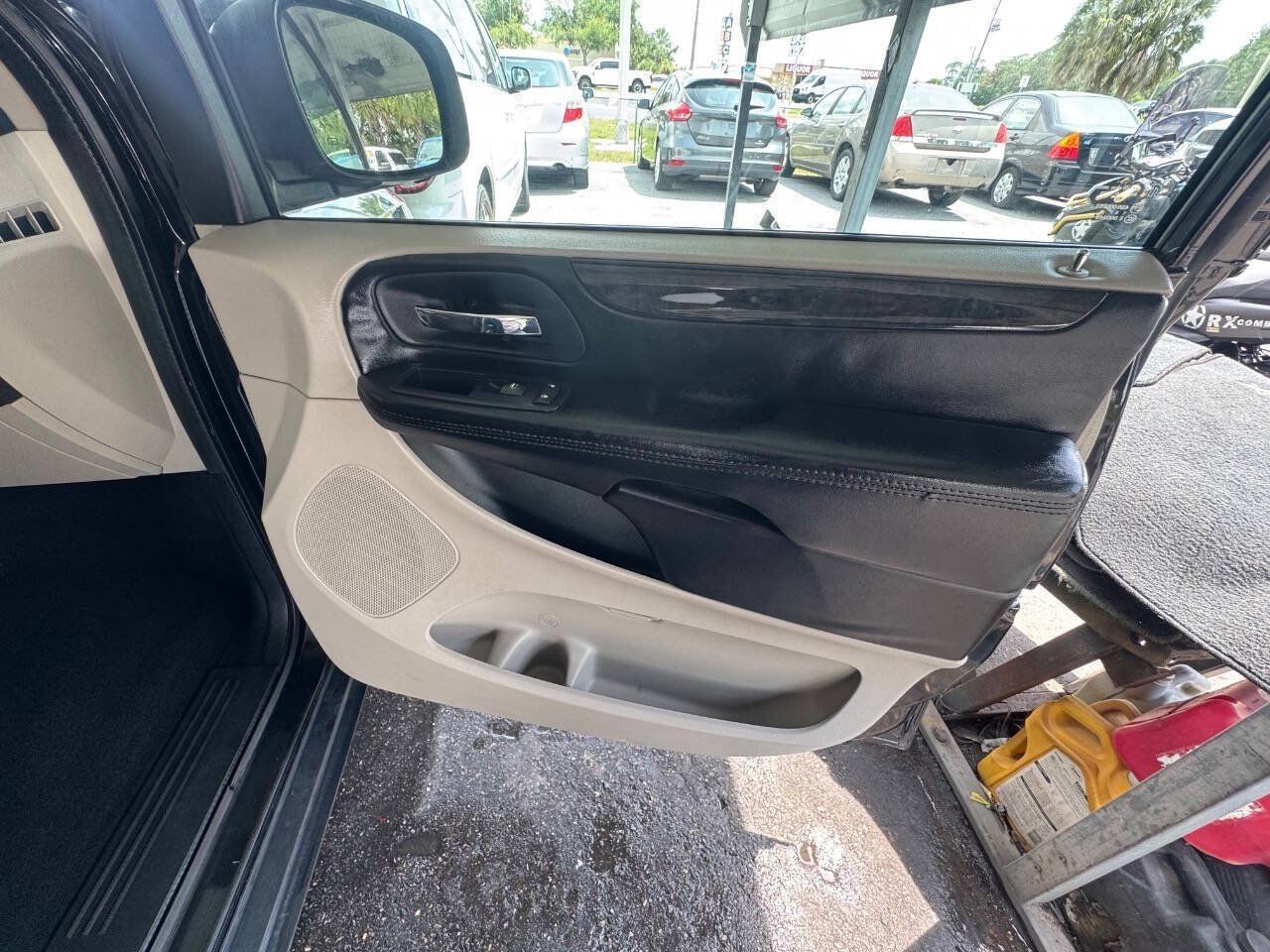 Used 2016 Dodge Grand Caravan SXT w/ Rear Park Assist Package FWD image 21