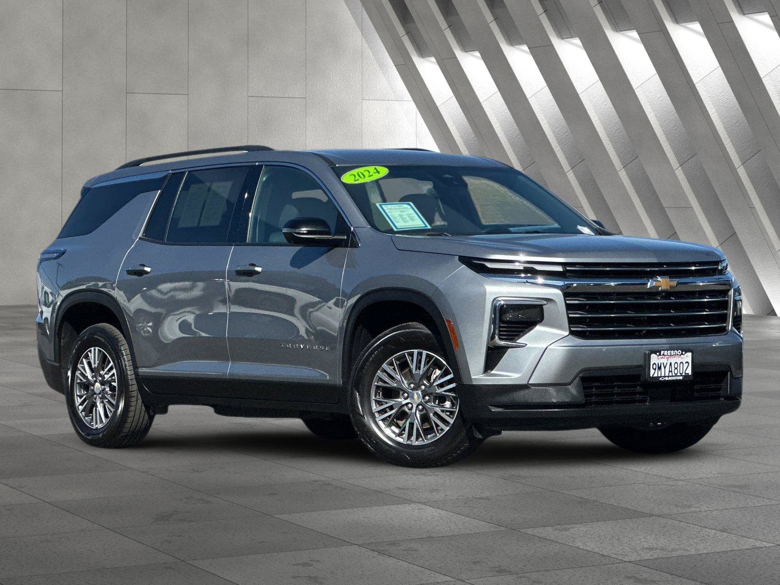Used 2024 Chevrolet Traverse LT FWD image 2