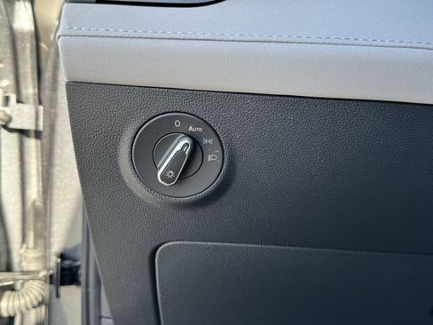 Certified 2025 Volkswagen Taos SE image 30