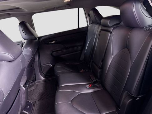 Used 2021 Toyota Highlander XLE image 26