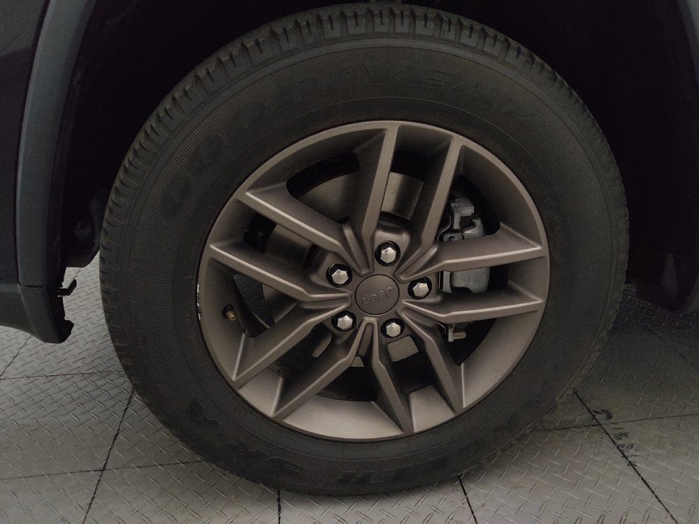 Used 2016 Jeep Grand Cherokee Laredo 75th Anniversary RWD image 31