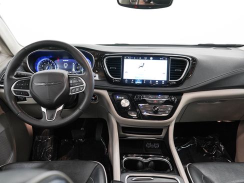 Used 2023 Chrysler Pacifica Limited FWD image 17