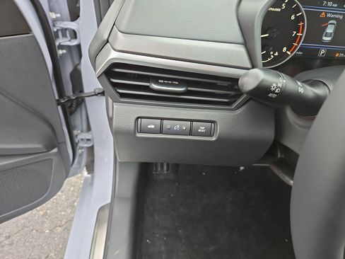 New 2025 Nissan Altima 2.5 SR image 18