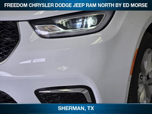 New 2026 Chrysler Pacifica Limited image 5