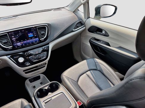 Used 2024 Chrysler Pacifica Limited FWD image 25