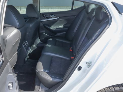 Used 2018 Nissan Maxima SR FWD image 8