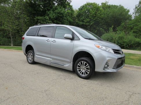 Used 2020 Toyota Sienna XLE w/ XLE Navigation Package FWD image 5