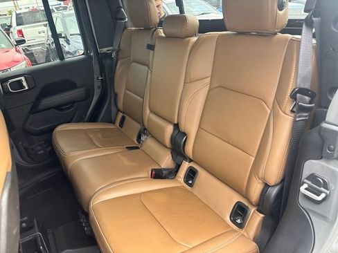 Used 2021 Jeep Gladiator Rubicon w/ LED Lighting Group AWD/4WD image 18