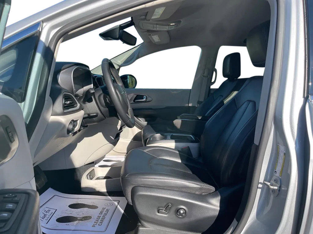 Used 2024 Chrysler Pacifica Touring-L FWD image 16