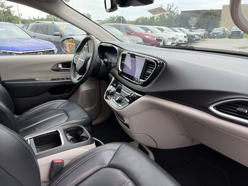 Used 2022 Chrysler Pacifica Touring-L FWD image 14