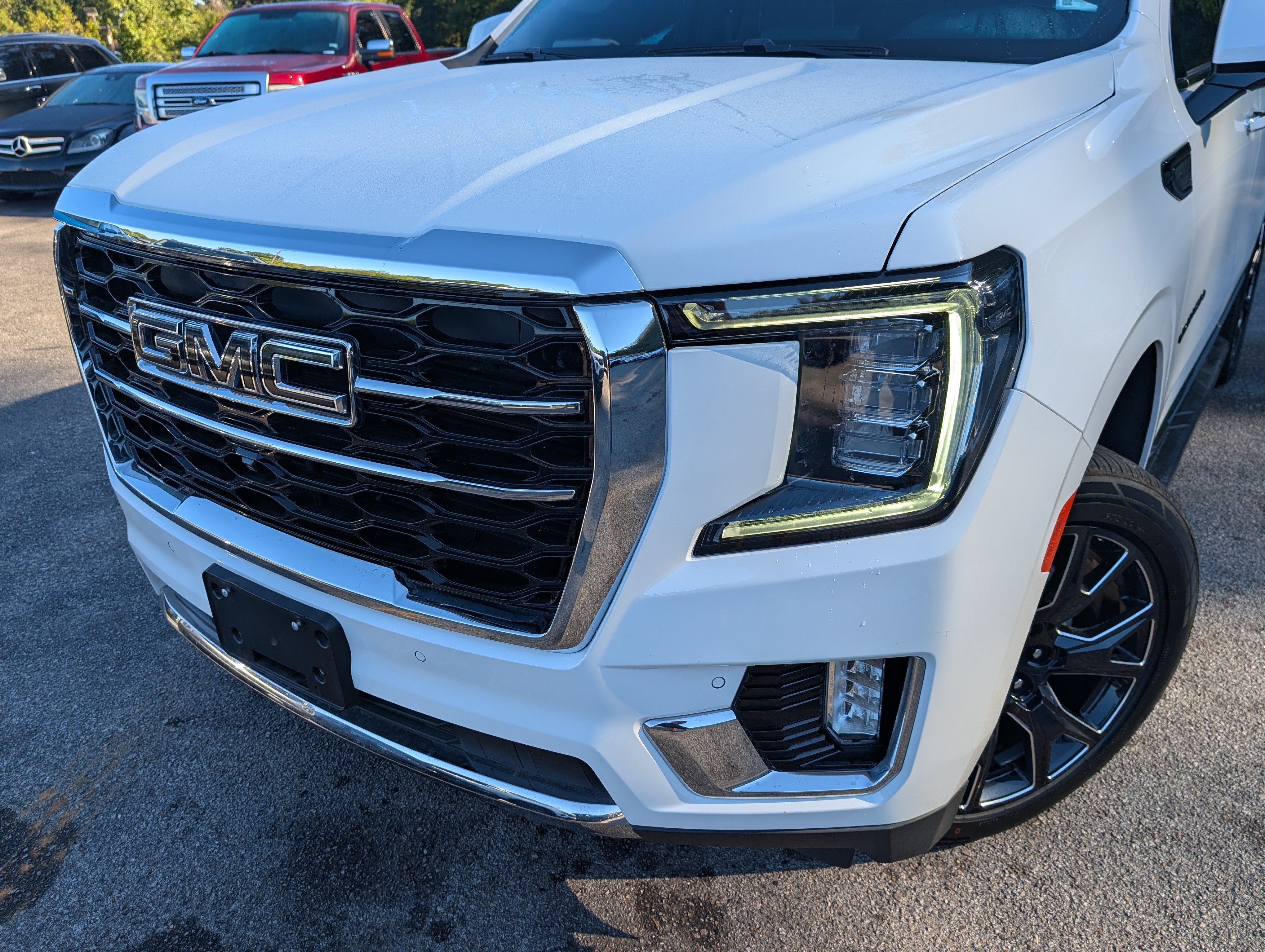Used 2024 GMC Yukon SLT w/ SLT Premium Package AWD/4WD image 13