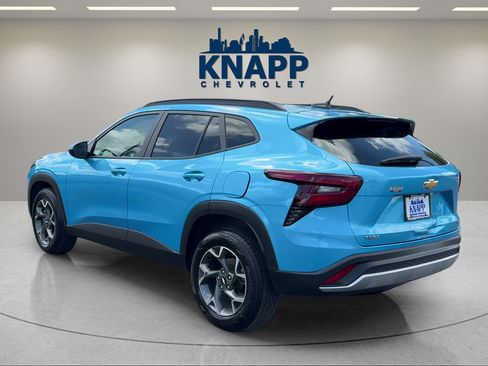 Used 2025 Chevrolet Trax LT FWD image 3