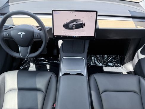 Used 2024 Tesla Model Y Long Range AWD/4WD image 2