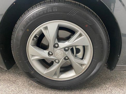 Used 2022 Hyundai Elantra SE image 25