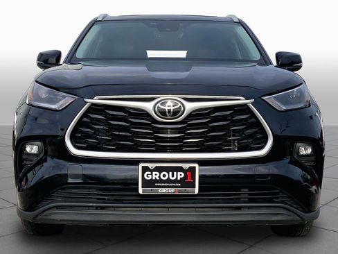 Used 2022 Toyota Highlander XLE AWD/4WD image 4
