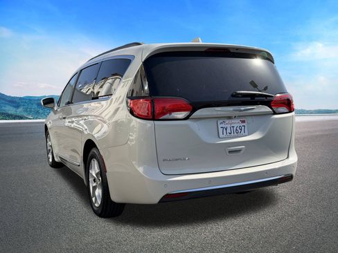 Certified 2017 Chrysler Pacifica Touring-L w/ Tire & Wheel Group FWD image 8