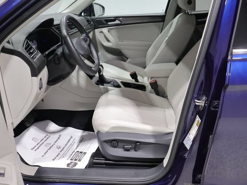 Used 2022 Volkswagen Tiguan SE w/ Panoramic Sunroof Package AWD/4WD image 11