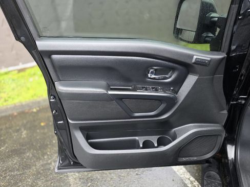 Used 2018 Nissan Titan SL w/ Midnight Edition image 90