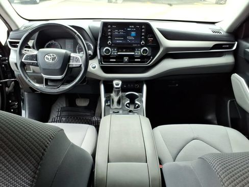 Used 2022 Toyota Highlander LE AWD/4WD image 8