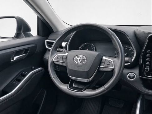 Used 2020 Toyota Highlander XLE AWD/4WD image 13