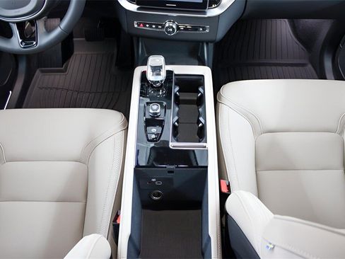 New 2026 Volvo XC90 B6 Plus w/ Protection Package Premier image 17