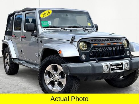 Used 2016 Jeep Wrangler Unlimited Sahara w/ Connectivity Group image 11